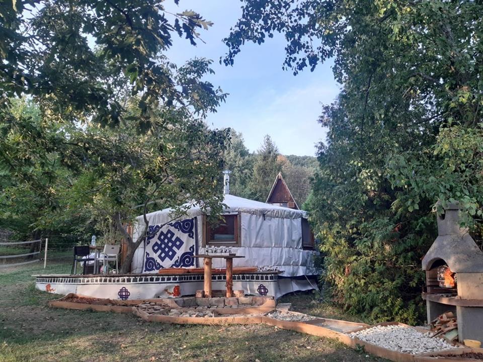 Jurta Az Erdo Mellett Dezsaval-Keresz-Tanya Hotel Pilisszentkereszt Exterior photo